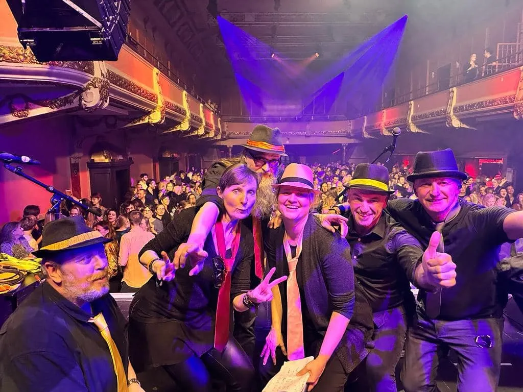 Tante Carla posing with the audience in a packed hall
