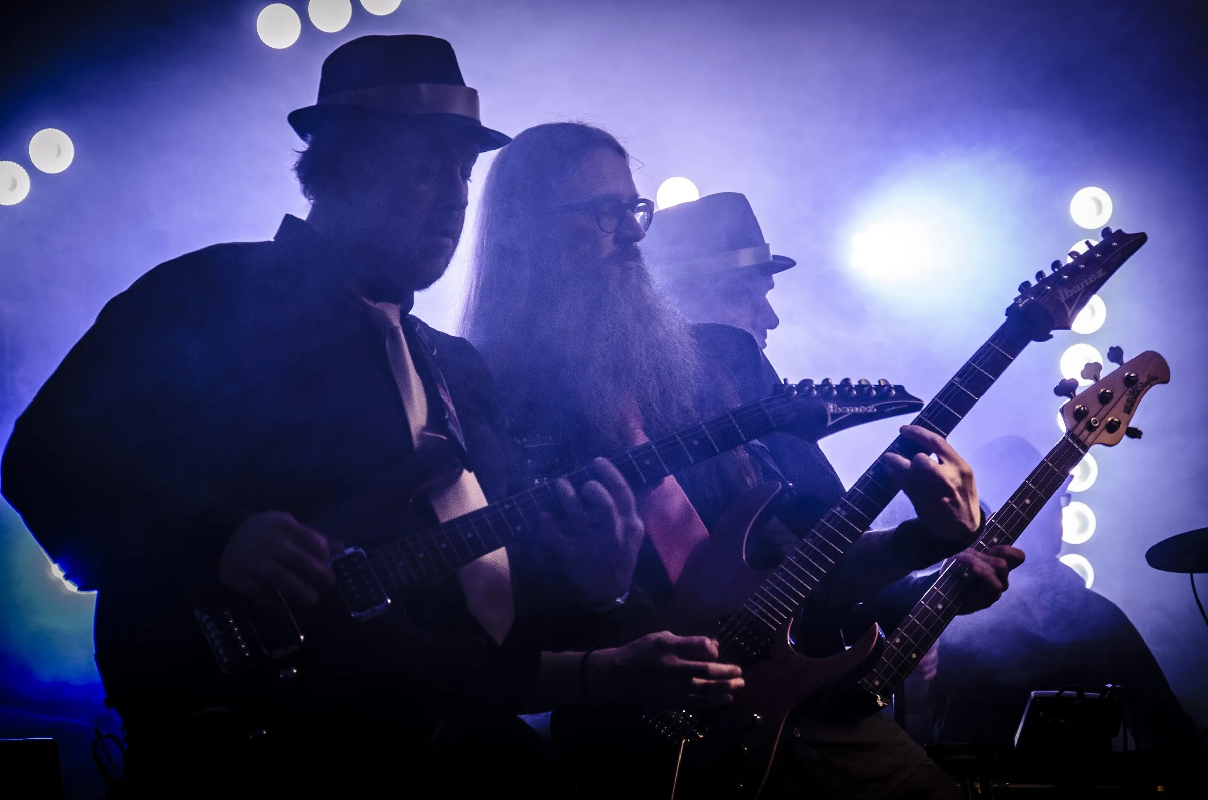 Tante Carla guitarists silhouetted in blue light