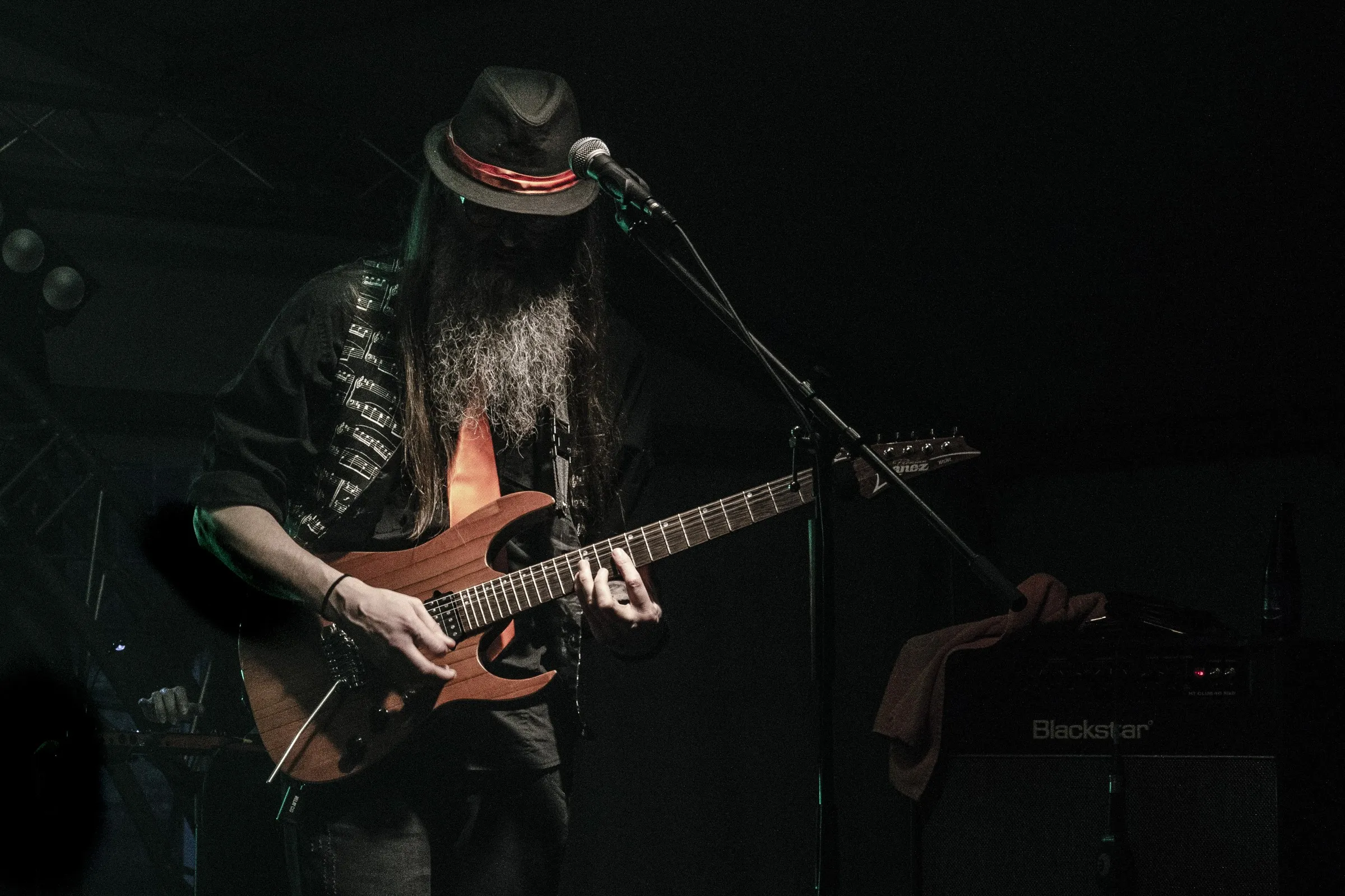 Tante Carla guitarist in a hat playing live